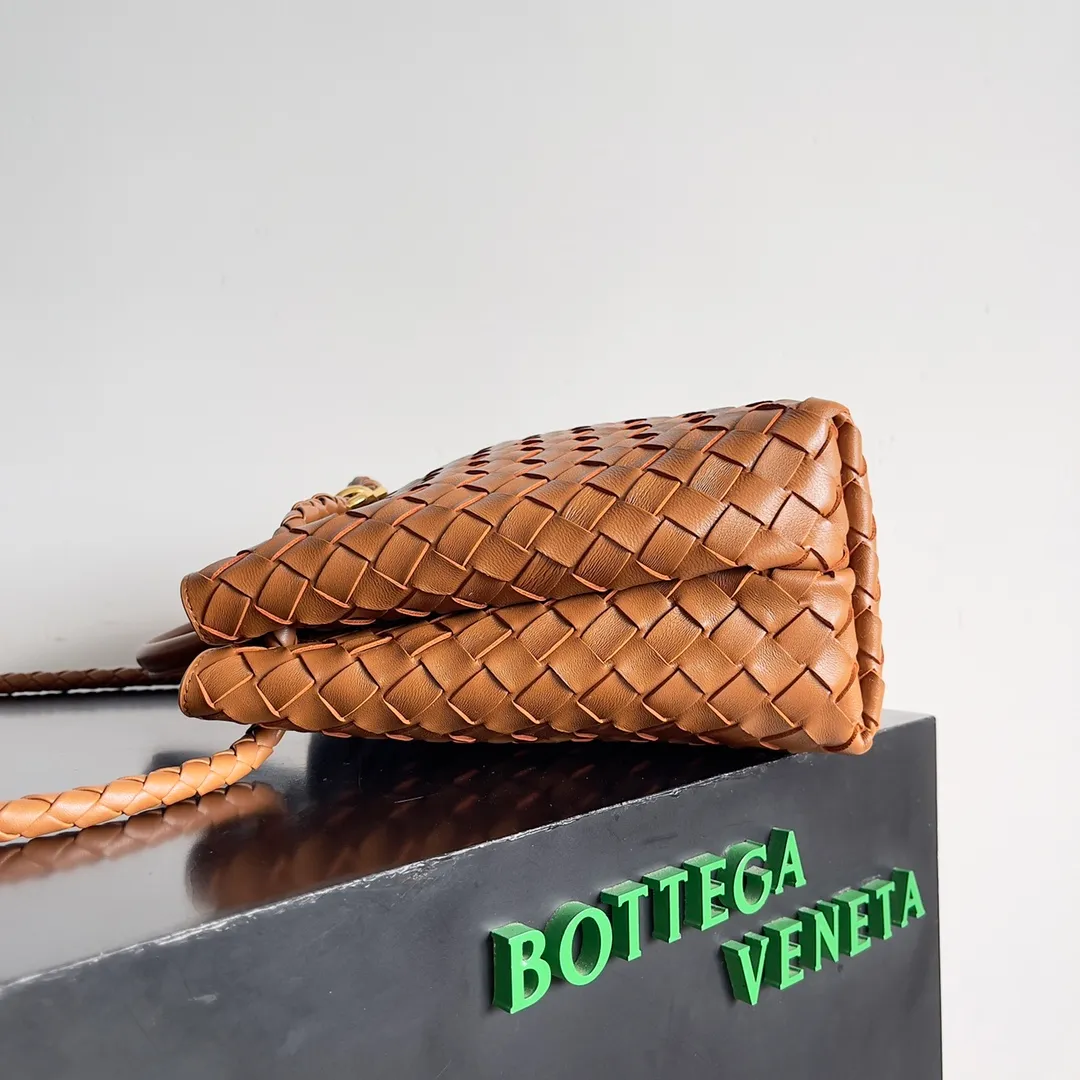 The 2023 new Andiamo batch of 2260 BV has been shipped‼ ️Really popular🔥The new Andiamo woven handbag launched by Bottega Veneta this season is really popular all over the world! ! Celebrities at home and abroad have worn it, and Oscar-winning actress Michelle Yeoh has taken it out on the street. Song Jia, Trai Yara, Yu Feihong, Sanji Ayaka, Rosie Hunting-Whiteley, Yoshioka Riho, etc. have all picked up this bag. It is classic and versatile, showing off its temperament, and the bag capacity is also large, which is very convenient for daily commuting! ! A variety of carrying methods, the shoulder straps can be adjusted by yourself, the original lambskin feels soft and delicate, and the unisex style breaks the gender boundaries and brings a more practical and long-lasting use experience. Andiamo, which has both elegant and casual styles, perfectly interprets the true appearance of "fashionable old money style". Style number: 743572 Size: 32*24*12